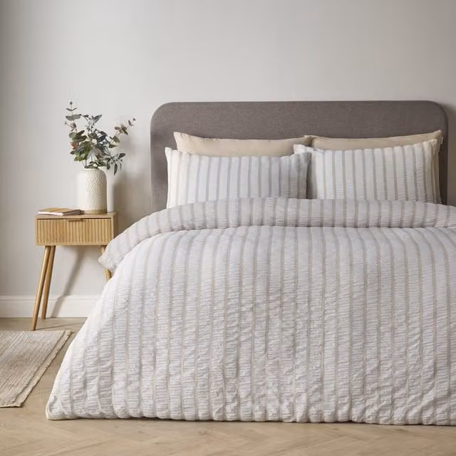 Catherine Lansfield So Soft Seersucker Stripe Duvet Cover Set in Beige, W: 140 cm x L: 200 cm – 1