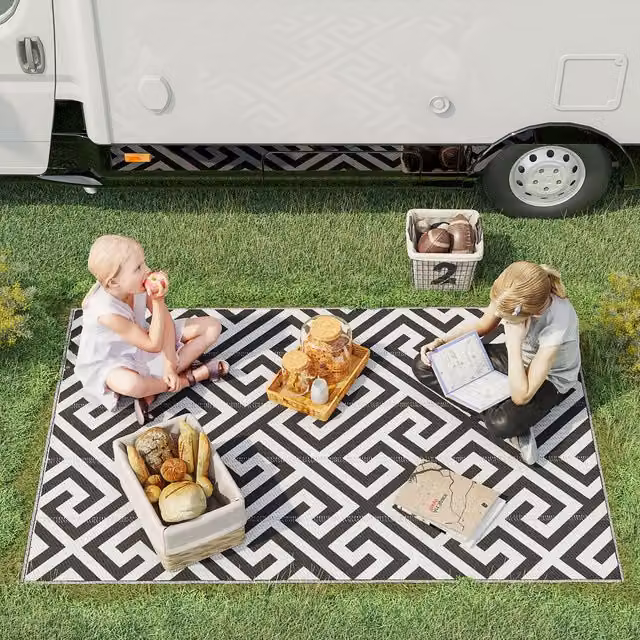 Outsunny Reversible Geometric Outdoor Rug in Black and White, W: 152 cm, D: 243 cm – 1