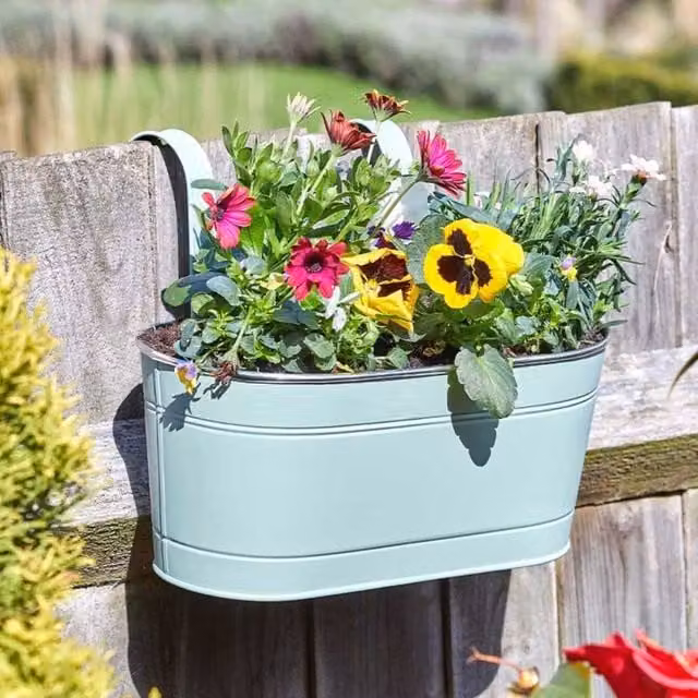 Marco Paul Green Hanging Window Box Planter for Fences and Balconies W/D/H: 30.48 x 30.48 x 30.48 cm