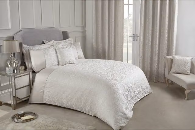 NewEdgeBlinds Floral Jacquard Duvet Cover in Yellow and White, 200 x 200 cm