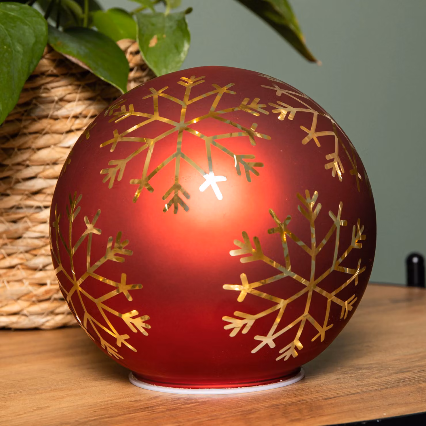 Samuel Alexander Red and Gold Snowflake Glass Ball Tabletop Christmas Decoration with Warm White LEDs, Diameter: 15 cm – 3