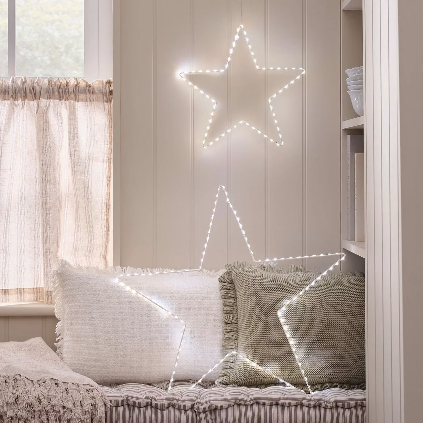 Lights4fun Set of 2 Osby Star Silhouette Dual Colour LED Indoor Christmas Lights in White, Battery Operated with Remote Control and Timer – 1