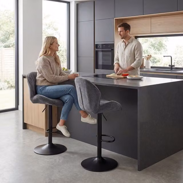 HOMCOM Set of 2 Modern Swivel Counter Height Bar Stools in Grey Fabric