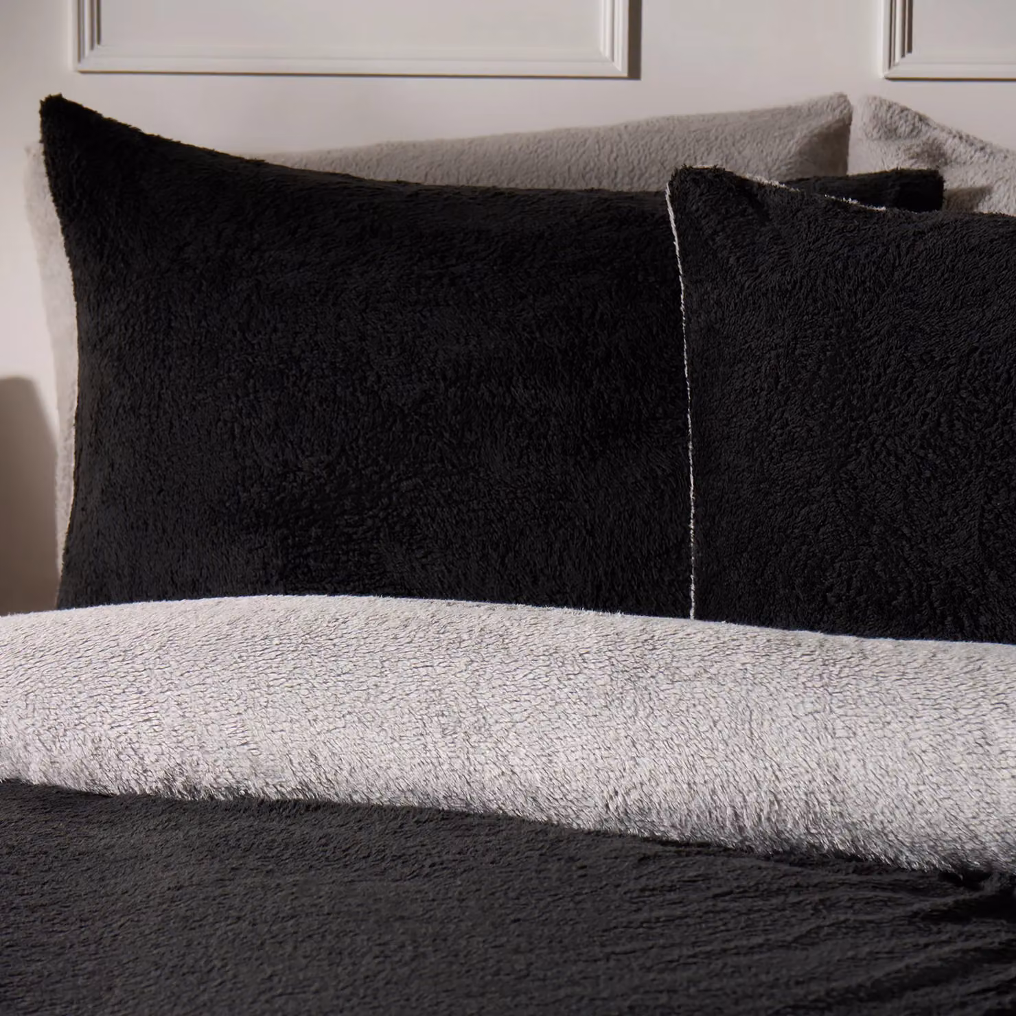 Brentfords Reversible Teddy Fleece Duvet Set with Pillowcases, Black and Beige, W/D/H: 200 x 200 x 50 x 75 cm – 4
