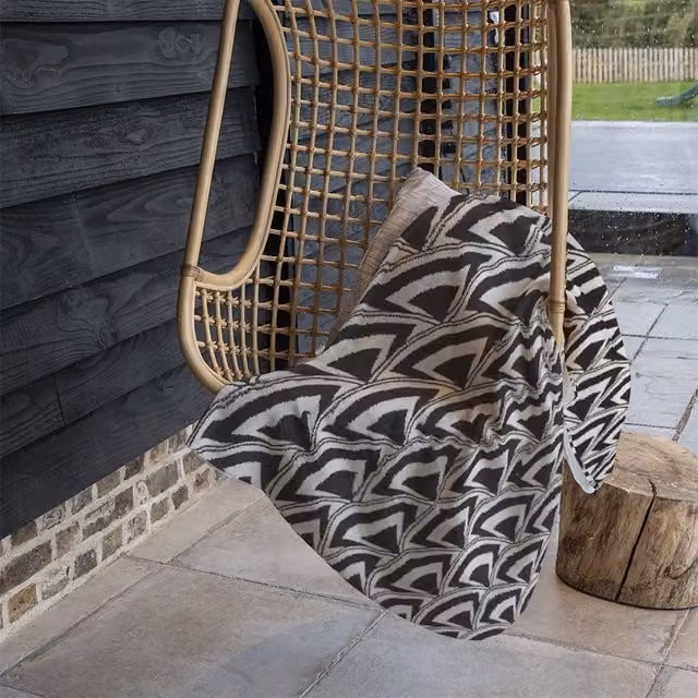 Benjamin Tate Design Geometric Arches Fleece Blanket in Black and Beige, W/D/H: 120 x 150 cm – 1