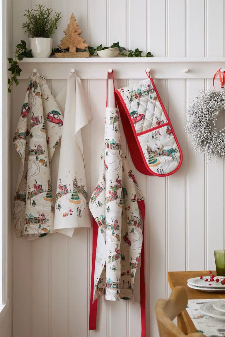 Catherine Lansfield Christmas Town Cotton Double Oven Glove in Beige and Multicolour