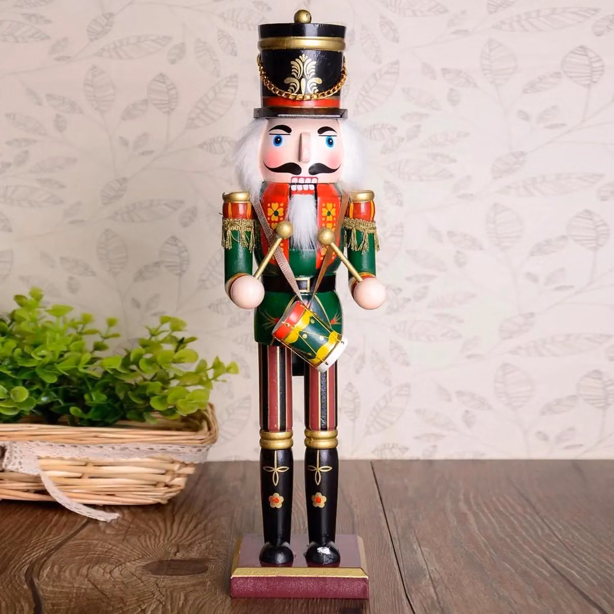 Shatchi Set of 4 Multicolour Wooden Nutcracker Figures with Royal and Military Theme, Height: 38 cm – 4