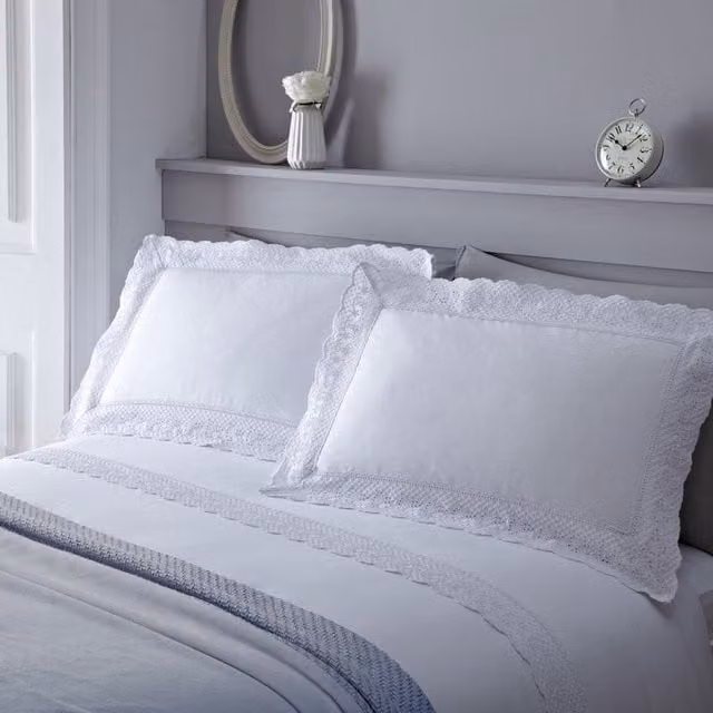 Serene Renaissance Scallop Lace Embellished Duvet Cover and Pillowcase Set, White, W/D/H: 200 x 200 cm – 1