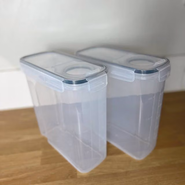 Oypla 4pc Airtight and Leakproof Reusable Plastic Storage Container Set in White and Transparent