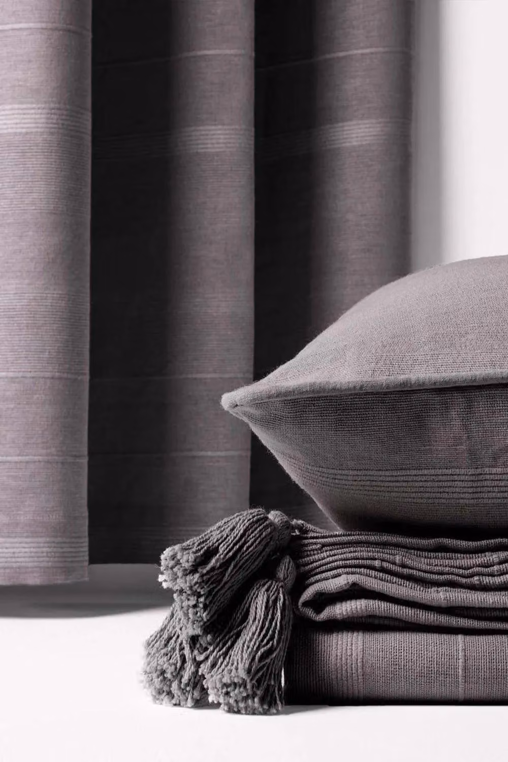 Homescapes Silver Grey Rajput Eyelet Curtain Pair in 100% Cotton, Width: 140 cm, Drop: 137 cm – 2