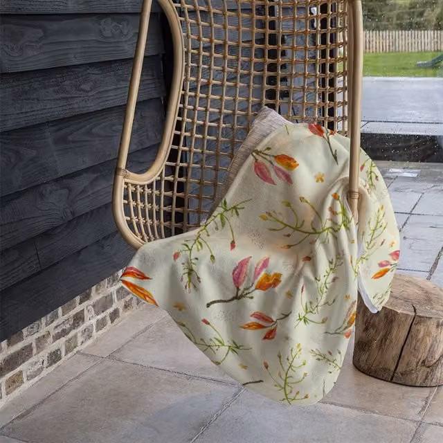 Benjamin Tate Design Green Branches Floral Fleece Blanket in Green, Sand and Multicolour, W/D/H: 120 x 150 cm – 1