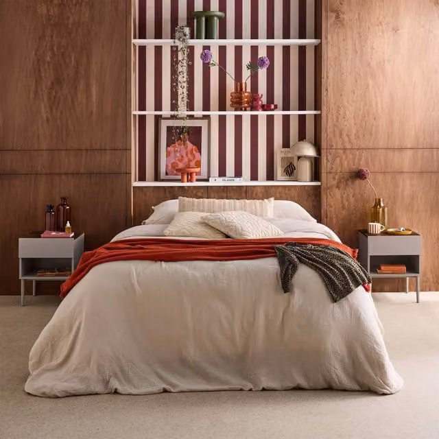 Sweek Set of 2 Modern Bedside Tables in Grey and Walnut with Metal and Wood Finish, featuring 1 Door and 1 Niche – 1