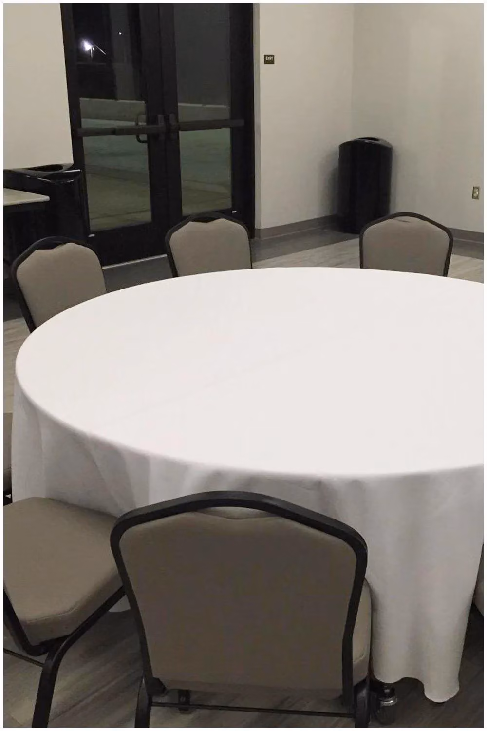 Neel Blue Premium White Polyester Round Tablecloth – 2