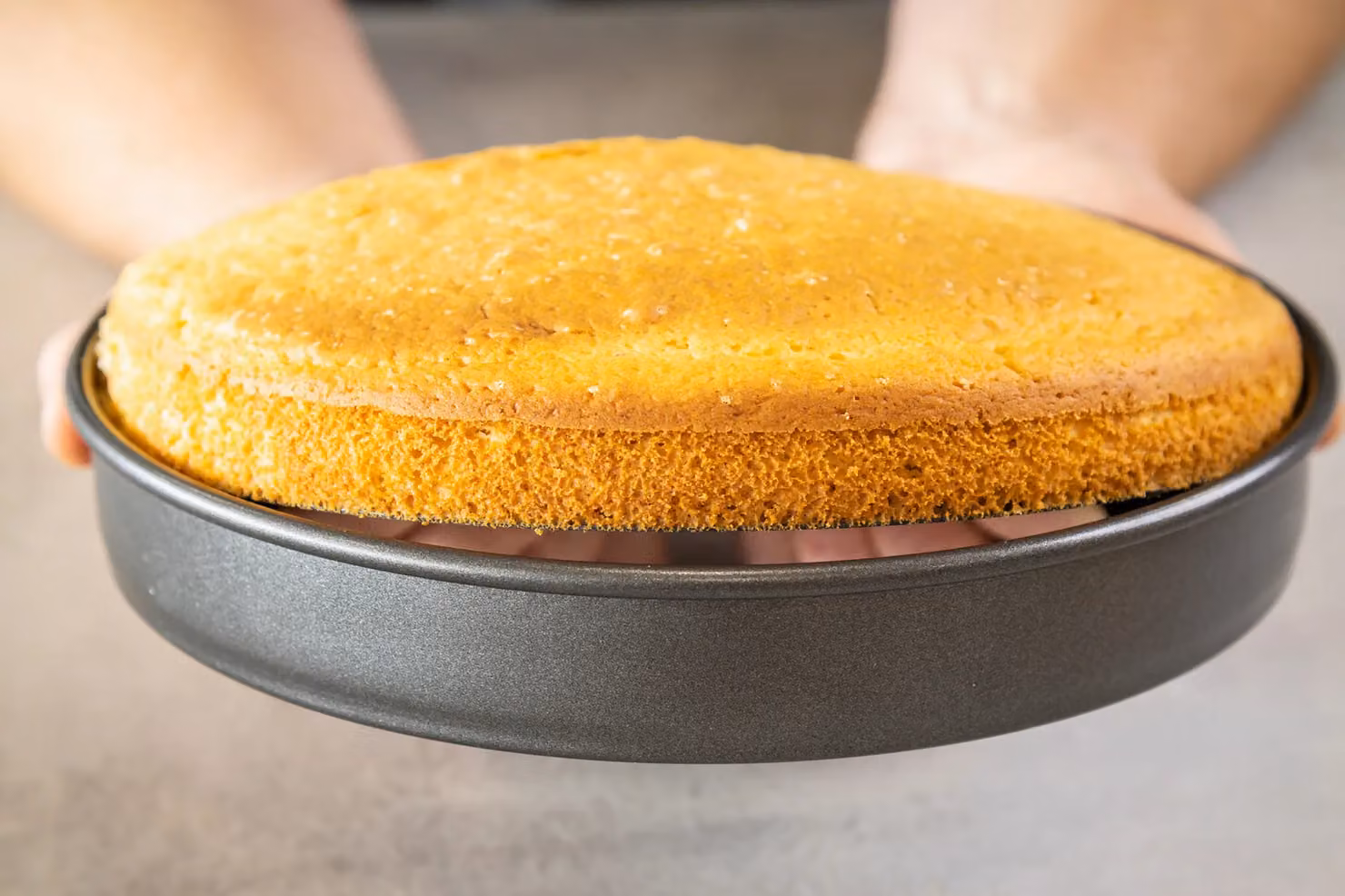 MasterClass Non-Stick Loose Base Round Carbon Steel Cake Tins, Set of 2, Diameter: 23 cm, Anthracite – 4