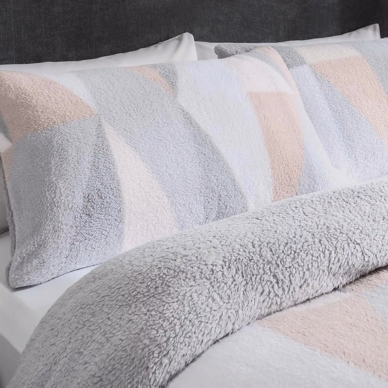 Smart Living GEO Triangle Fleece Duvet Cover and Pillowcases, Pink, W/D/H: 200 x 200 cm – 2