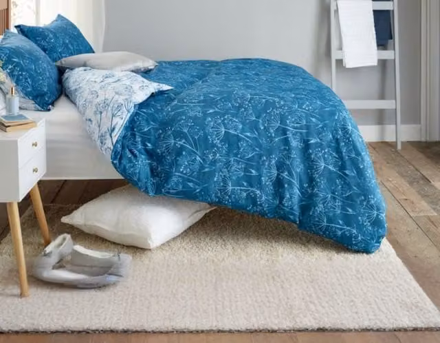 Deyongs Floral Cotton Rich 200 Thread Count Duvet Cover and Pillowcase Set in Blue and Green, W/D/H: 200 x 220 cm and 140 x 200 cm – 1
