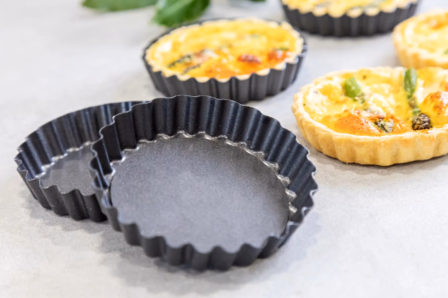 KitchenCraft Set of Four Non-Stick Round Mini Fluted Tart Tins, 10 cm, Grey – 3