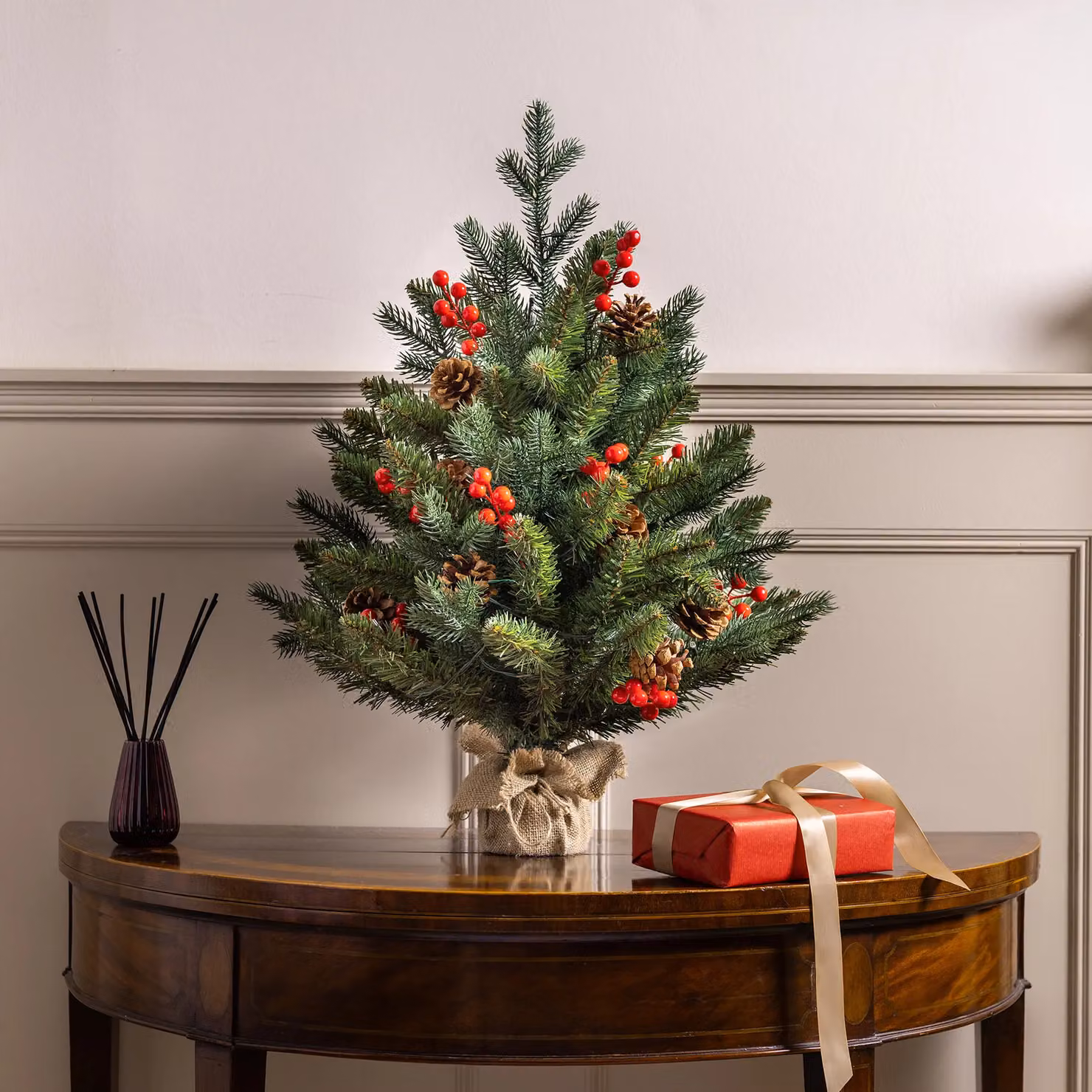 Christow Mini Artificial Spruce Christmas Tree with Pine Cones and Berries in Green – 2