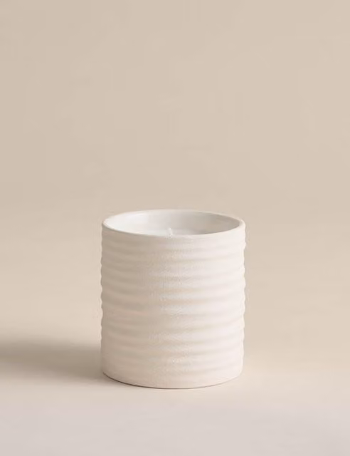 Teraire Bed Ceramic Tabletop Candle in White with Fruity, Floral and Fresh Scents