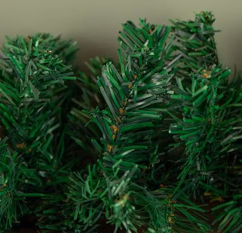 Samuel Alexander 2.7m Plain Green Christmas Garland with 260 Tips – 2