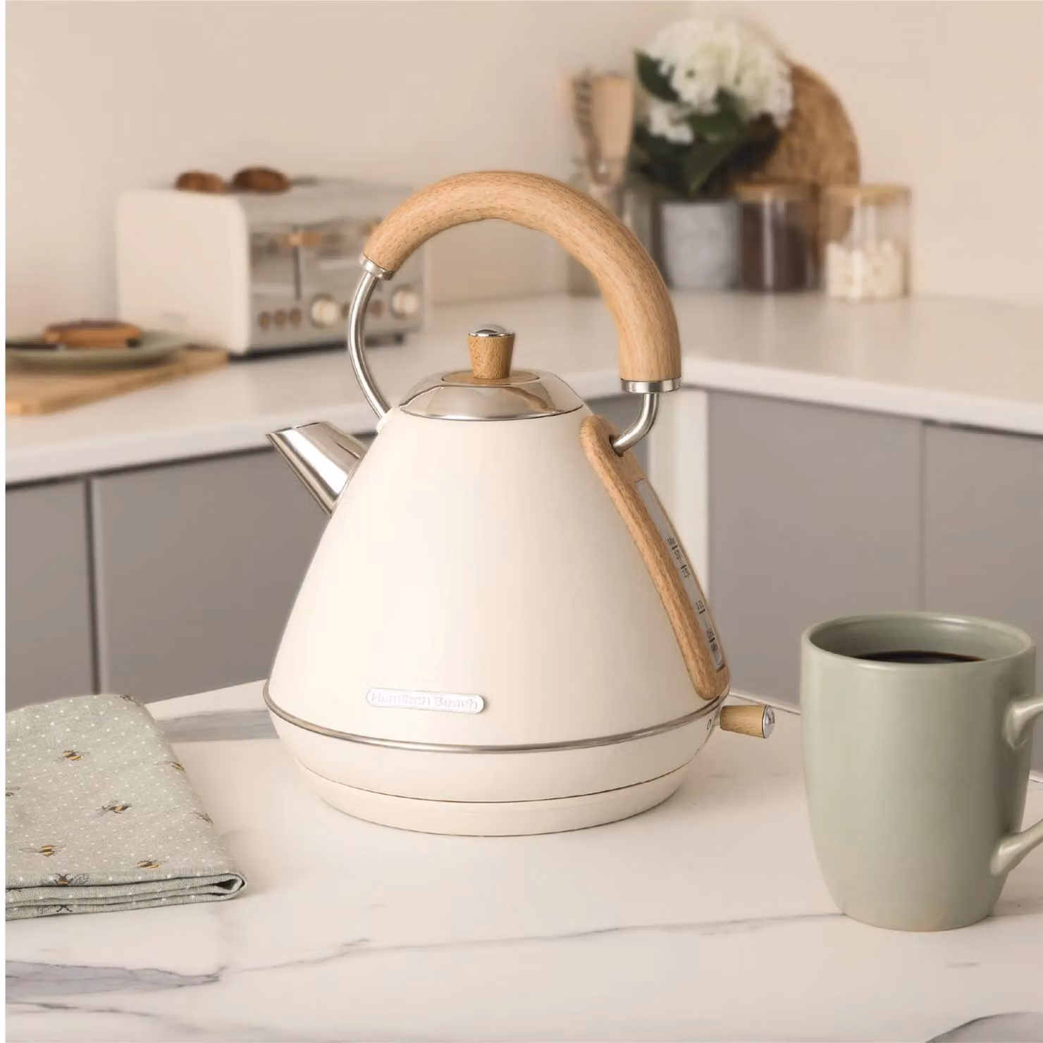 Hamilton Beach Scandi Pyramid Electric Kettle, 1.7 l, Matte Cream and Beige with Wood Effect – 2