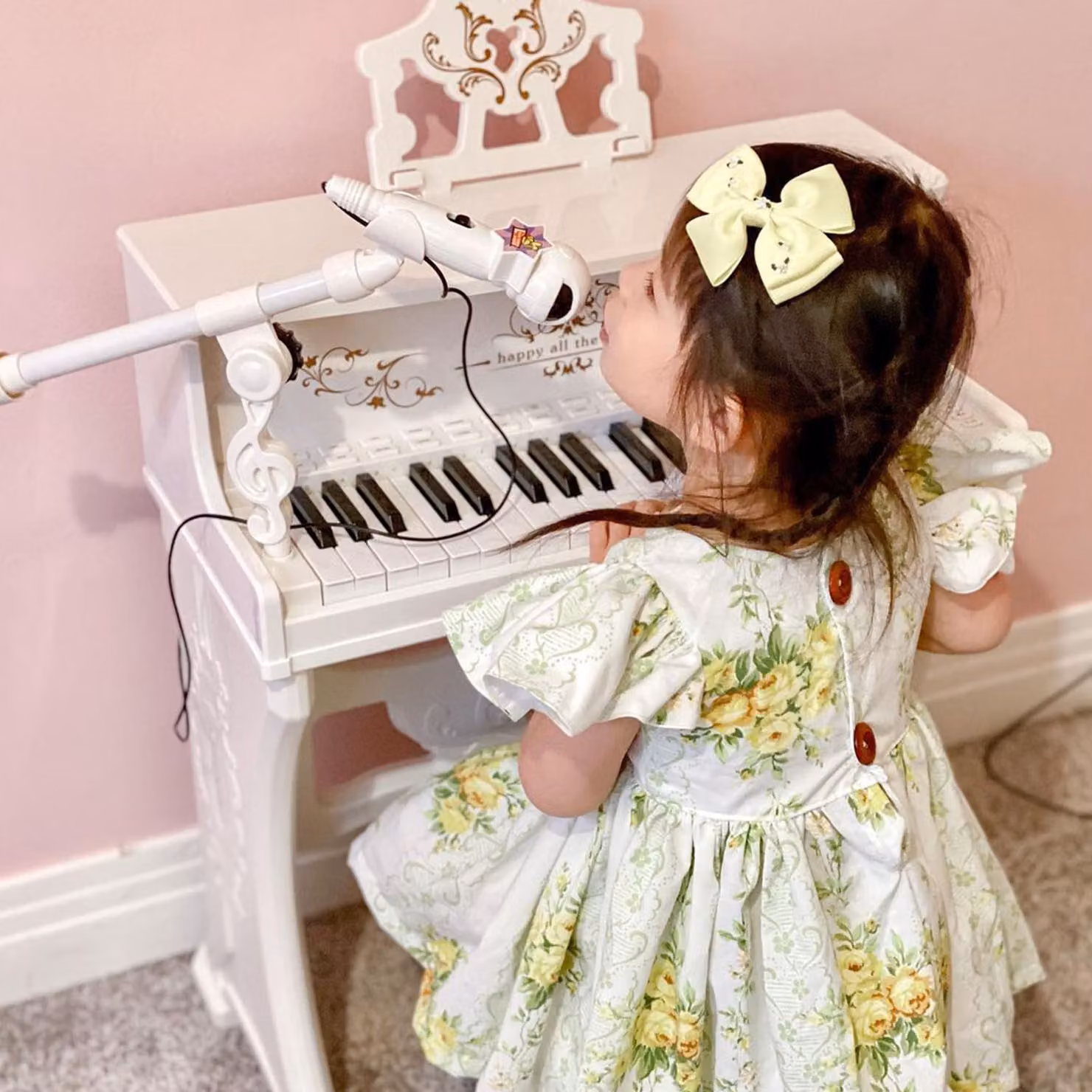 HOMCOM Kids Mini Electronic Keyboard Piano Set with 37 Keys, Stool and Microphone, White – 2
