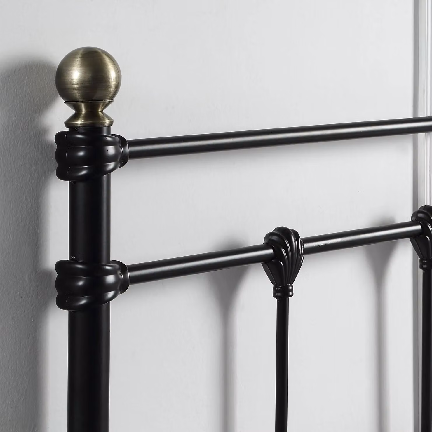 SlumberWorx Bayford Traditional Vintage Style Metal Bed Frame in Black, W/D/H: 120 x 200 cm – 3