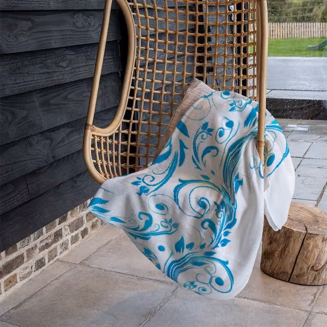 Benjamin Tate Design Swirls Geometric Fleece Blanket in Blue and Beige, W/D/H: 120 x 150 cm