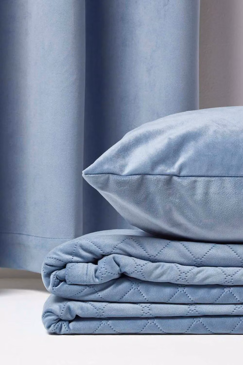 Homescapes Diamond Quilted Velvet Throw in Blue, W: 150 cm, L: 200 cm – 3