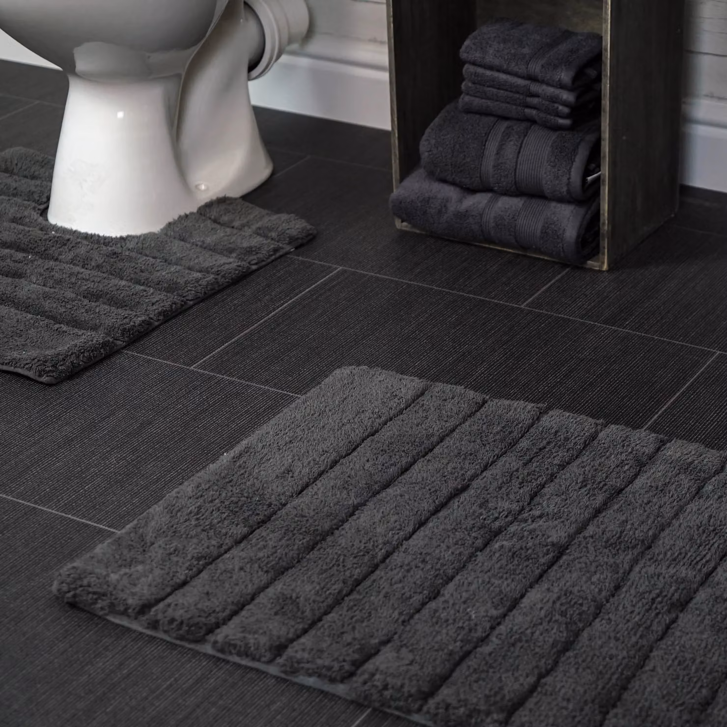 Allure Bath Fashions Ribbed Two Piece Cotton Bath Mat and WC Pedestal Mat Set in Anthracite Grey – 2