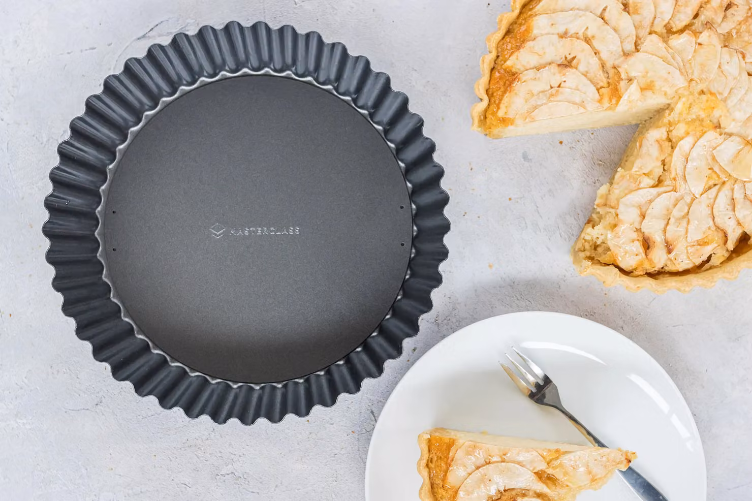 MasterClass Round Non-Stick Loose Base Fluted Tart Tin, Diameter: 25 cm, Black – 3