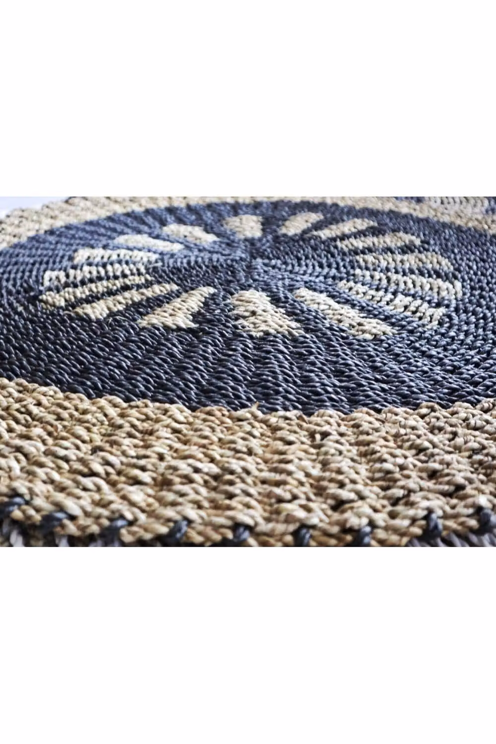 KDMD Round Seagrass Mat with Inner Sun Motif in Black and Brown, Diameter: 100 cm – 3