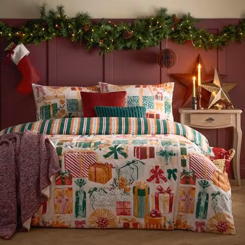 Riva Home All Wrapped Up Reversible Striped Christmas Duvet Cover Set in Green and Red, 200 x 200 cm – 1