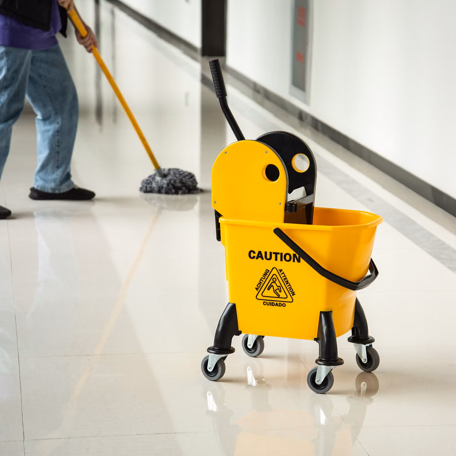 HOMCOM 26L Mop Bucket and Water Wringer with 4 Wheels, Yellow – 7