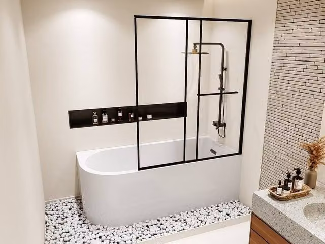 Vente-unique White Right-Hand Corner Shower Bath with Sliding Bath Screen and Apron, 240 L – 1