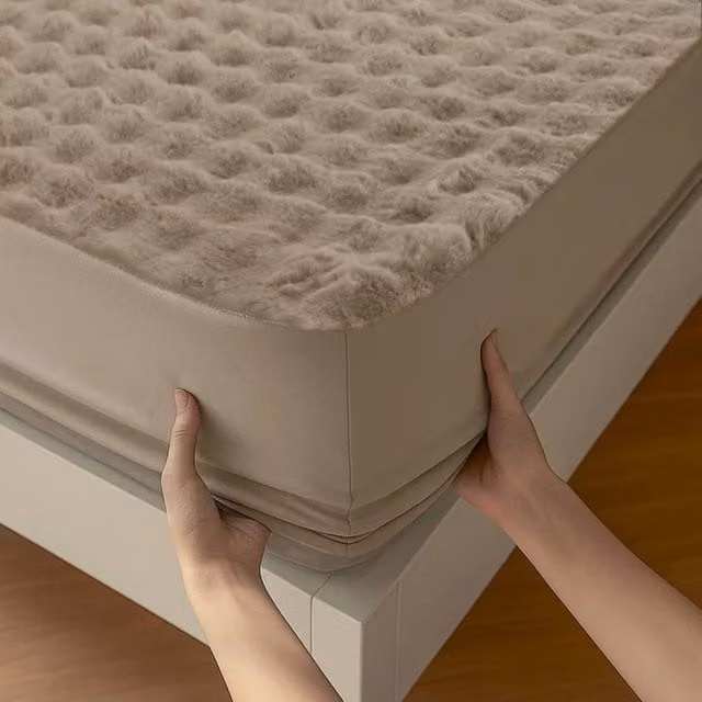 Sweet Dreams Alpine Bubble Faux Fur Fitted Sheet in Beige, W/D/H: 200 x 200 cm