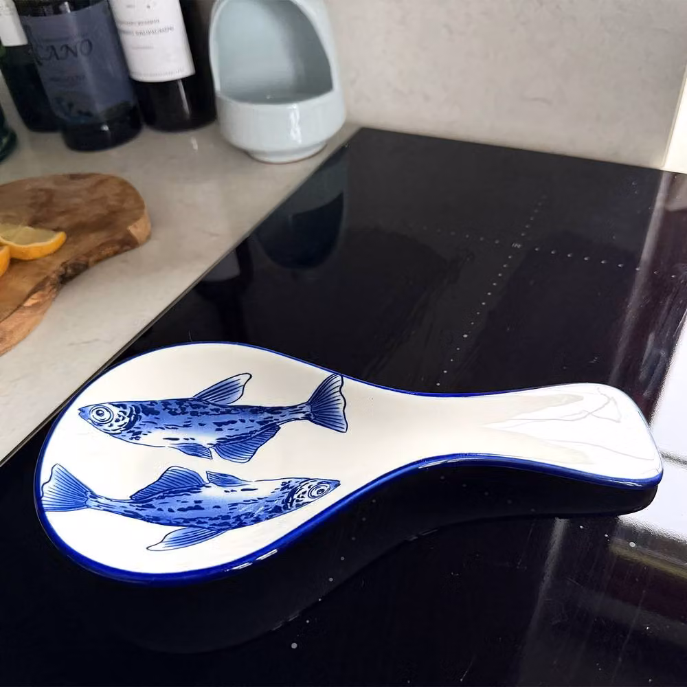 Verano Spanish Ceramics Ocean Fish Ceramic Kitchen Utensil Spoon Rest in Blue and White, L: 27 cm, H: 3 cm – 2