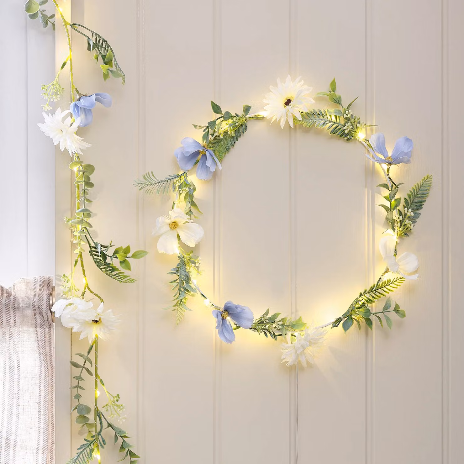 Lights4fun Pre Lit Blue Bloom Wreath and Garland Bundle in Blue, White and Silver – 1