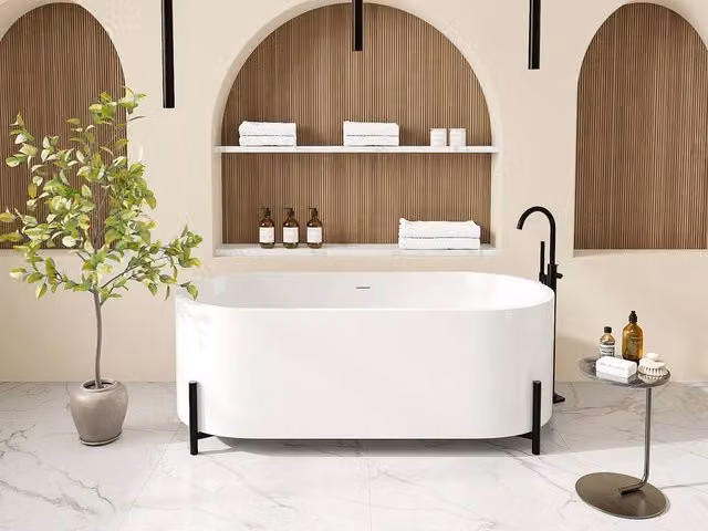 Vente-unique ALONSA White Oval Free-standing Acrylic Island Bath with Black Feet, W/D/H: 160 x 73.5 x 59 cm – 1