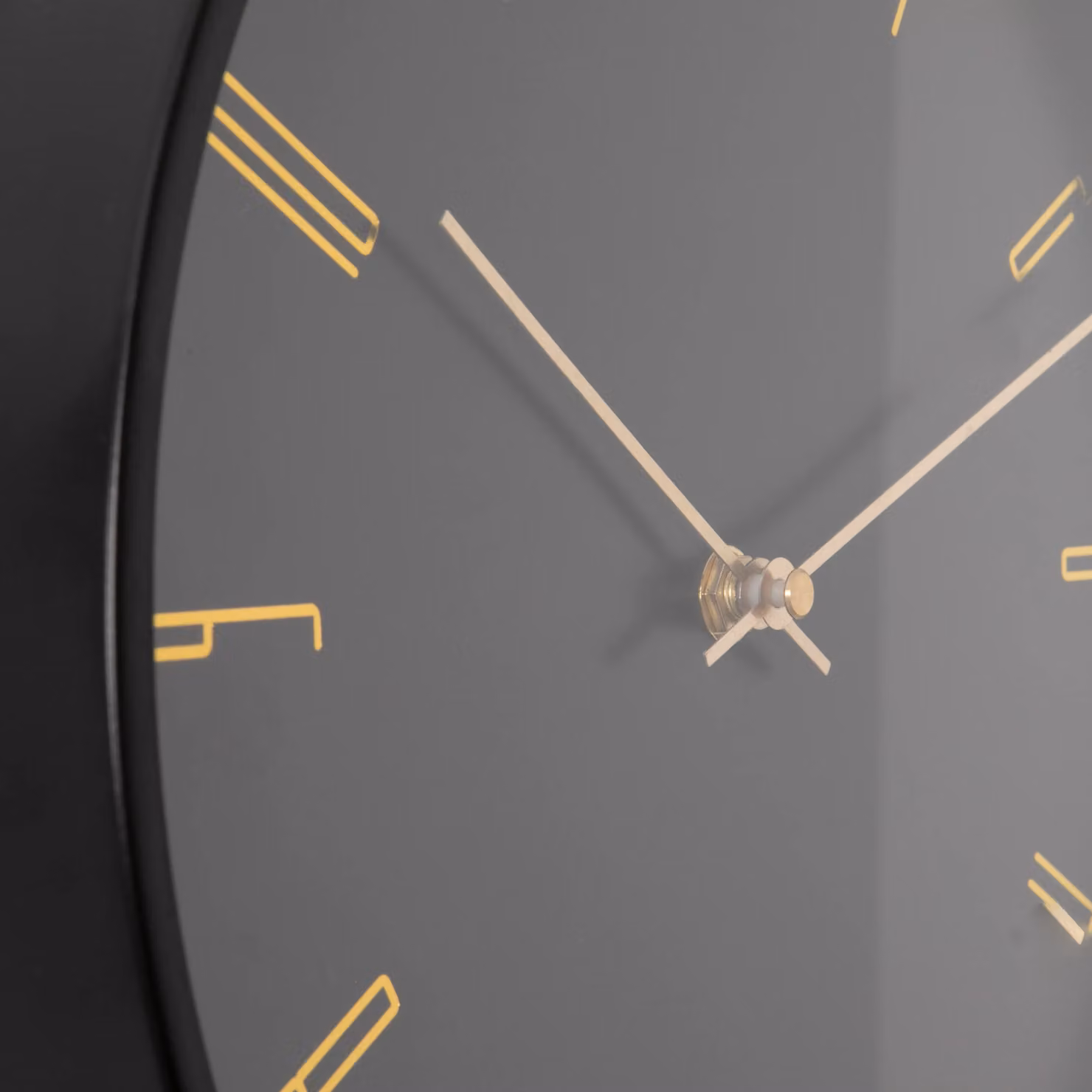 Native Home & Lifestyle Mid-Century Modern Round Analogue Wall Clock in Black and Gold, Diameter: 30 cm – 2