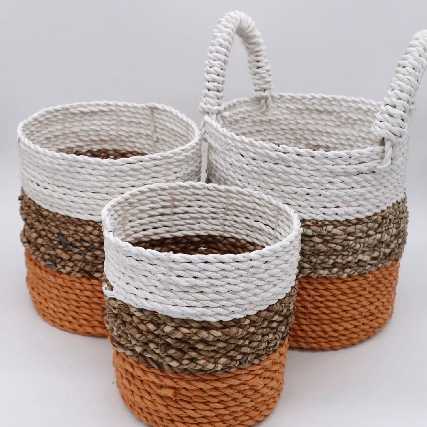 KDMD Seagrass Basket Set with Handles in Orange, Natural and White – 2