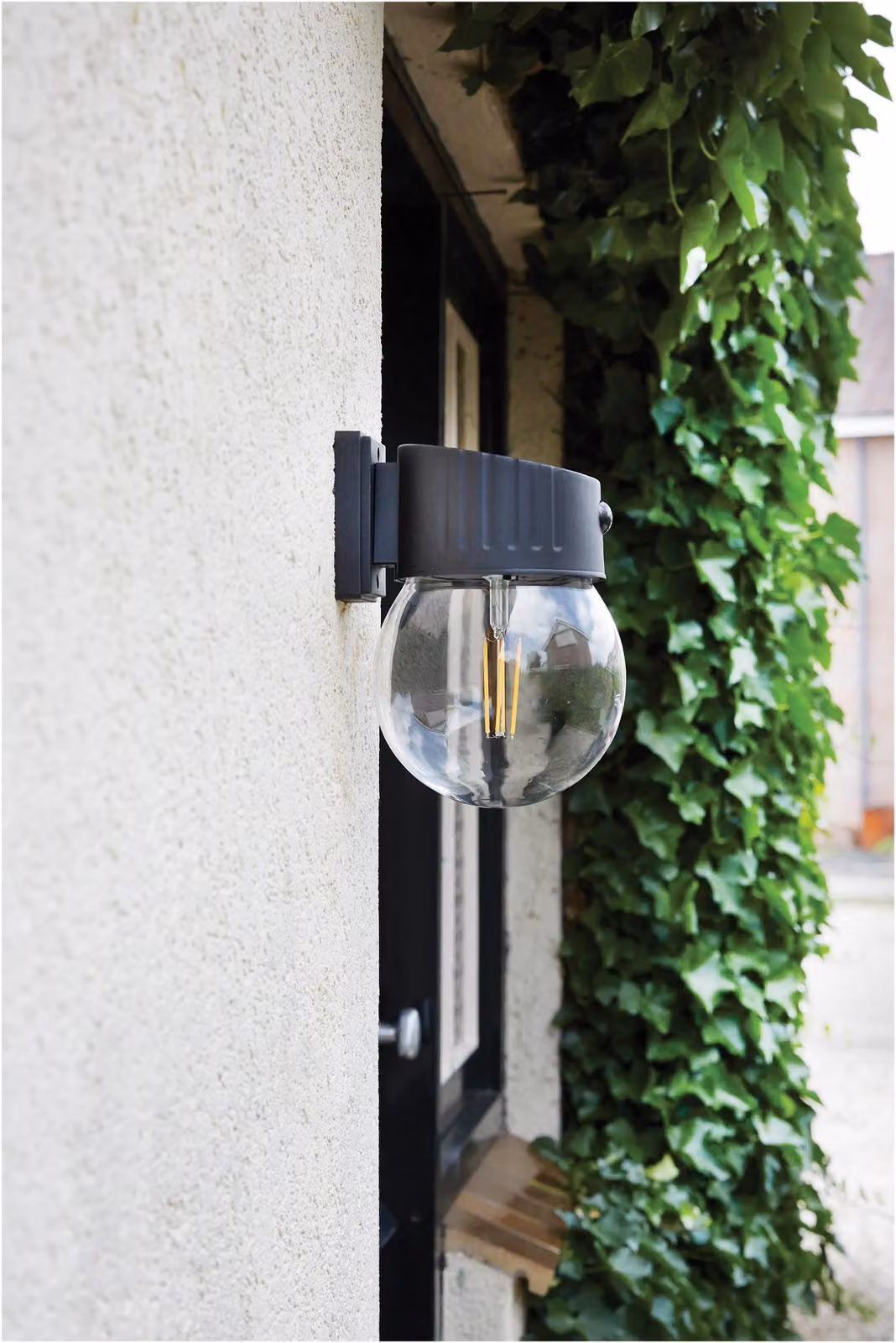 Luxform Nice Intelligent Solar LED Wall Light with Motion and Dusk Sensor in Black – 2