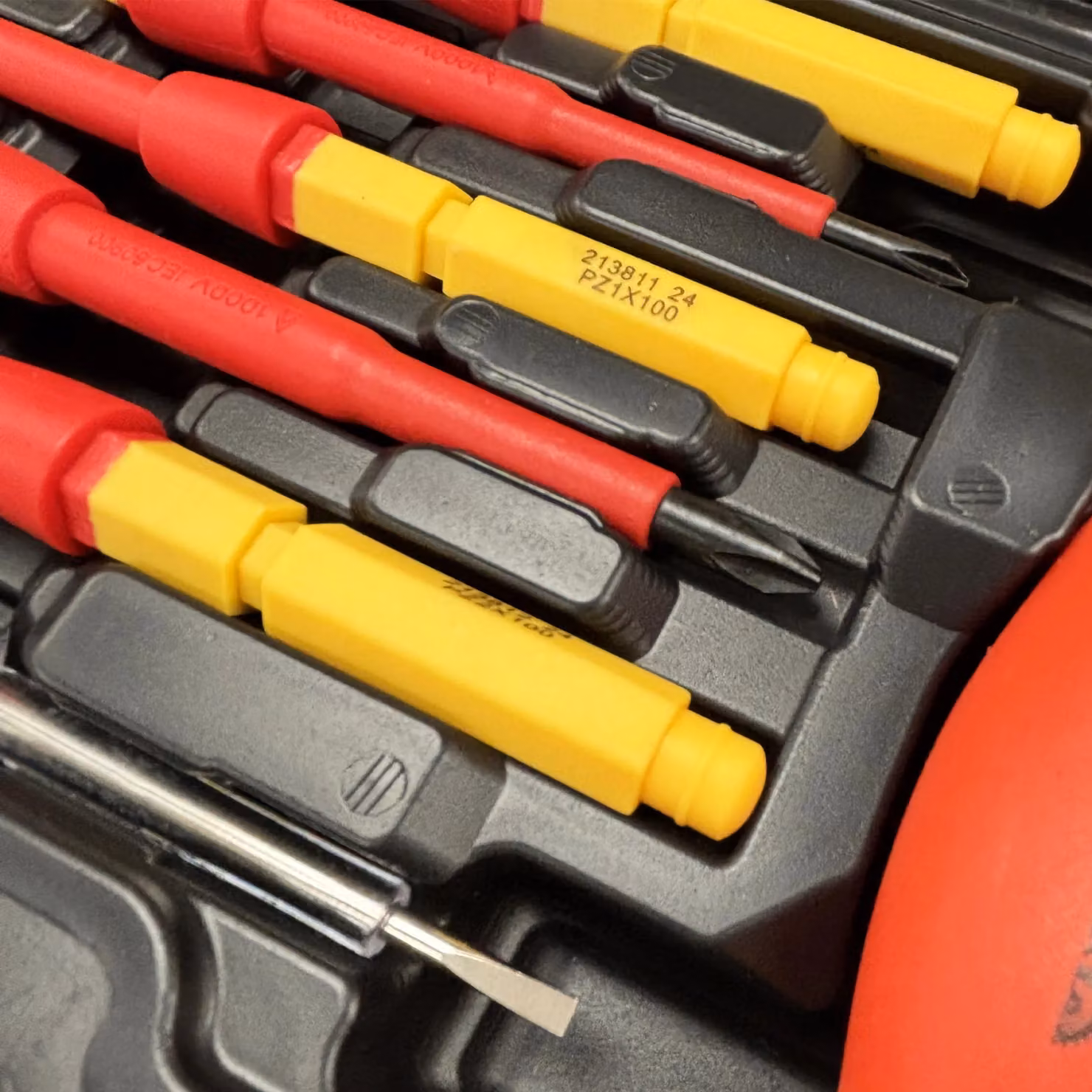 Lumberjack 13 Piece Red VDE Insulated Electrician Screwdriver Set – 8