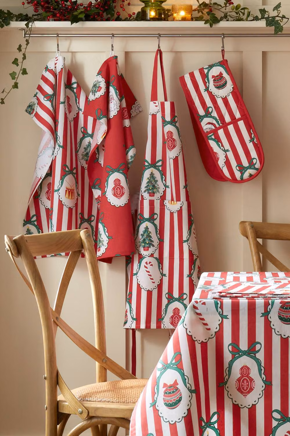 Catherine Lansfield Christmas Vintage Stripe Cotton Adult Kitchen Apron in Red – 2
