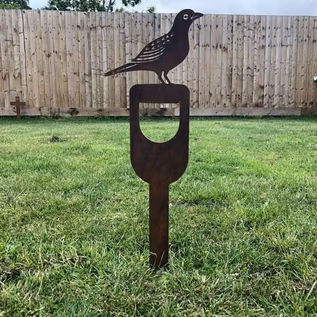 RW Norfolk Rustic Blackbird on a Spade Metal Garden Ornament in Black and Brown