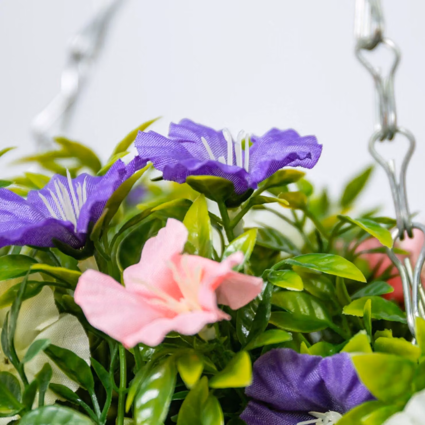 Primrose Pair of Artificial Petunia Flowers in Rattan Hanging Baskets, Pink, Purple and White, Diameter: 25 cm – 2