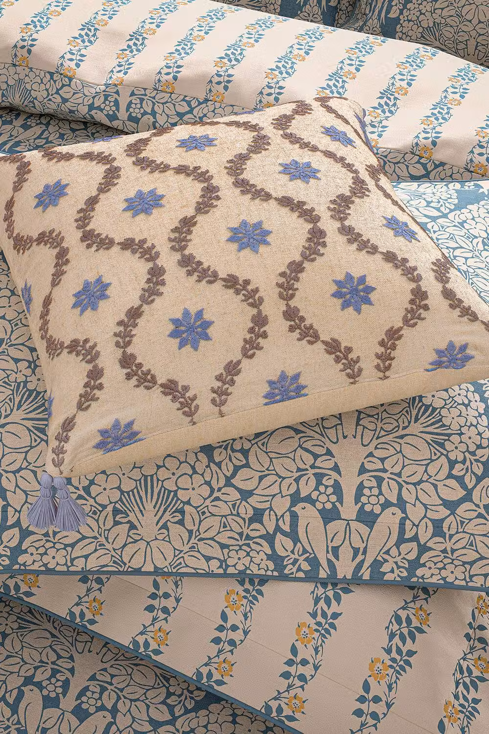 V&A Onslow Trellis Square Cushion, Blue, W/D/H: 45 x 45 x 45 cm – 2