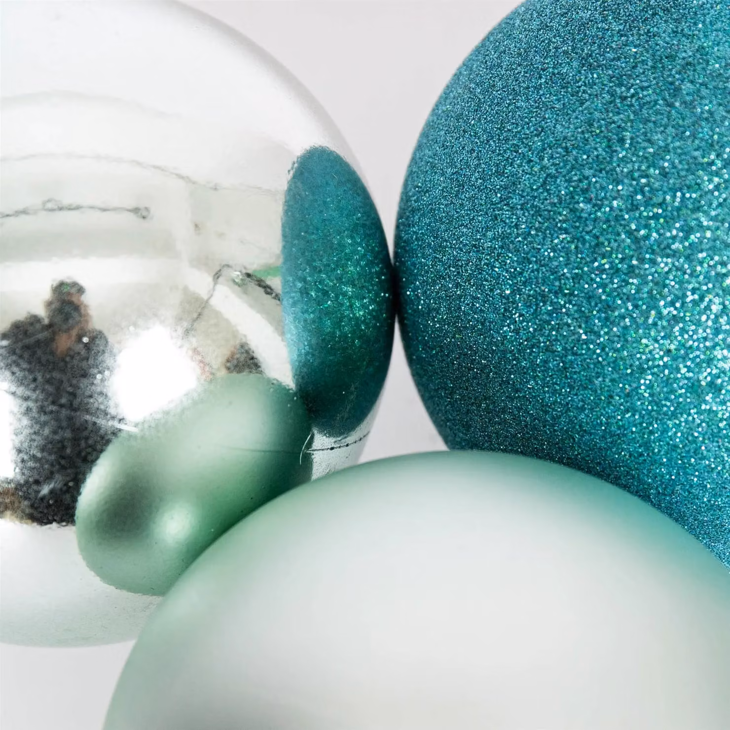 Shatchi Set of 6 Turquoise and Silver Round Plastic Christmas Baubles, Diameter: 10 cm – 4