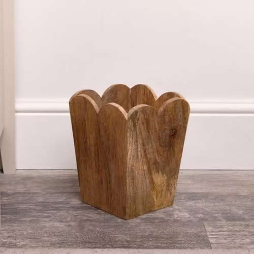Melody Maison Mango Wood Scalloped Edge Waste Paper Bin in Brown, H: 25.0 cm, W: 18.5 cm, D: 18.5 cm