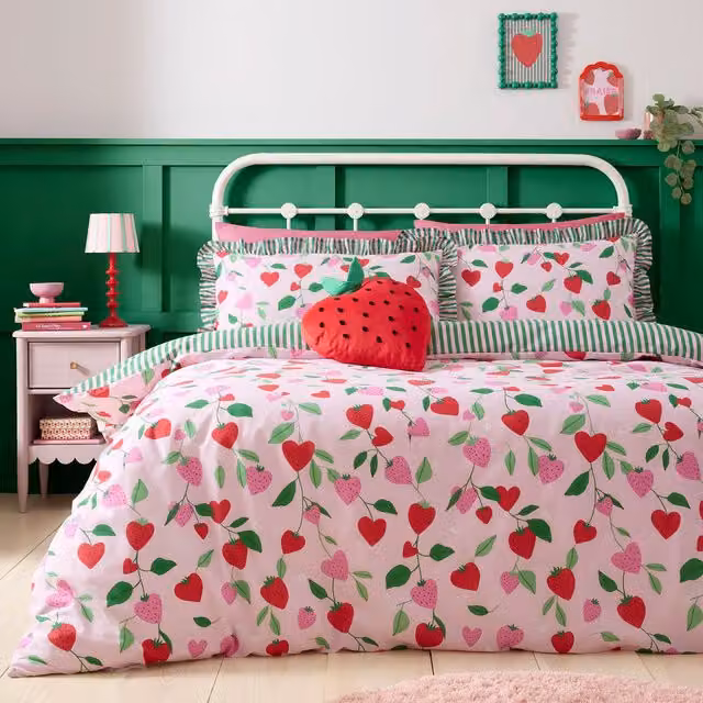 Bedlam Fun Strawberries Childrens Duvet Cover Set in Pink and Red, W/D/H: 200 x 200 cm – 1